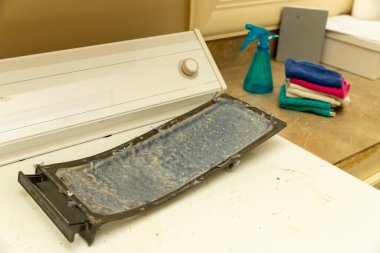 Çamaşır kurutma makinesinden kirli iplik ekranı