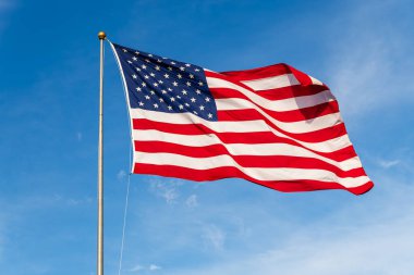 Rüzgarda dalgalanan Amerikan Bayrağı, güzel kırmızı beyaz ve mavi renklerle.