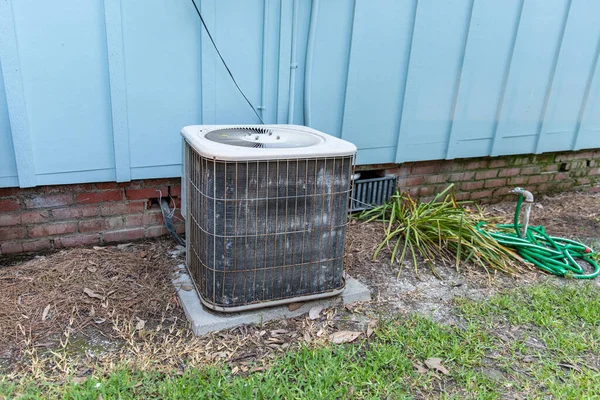 Compressor Sistema Condicionado Antigo Lado Casa Precisando Manutenção — Fotografia de Stock