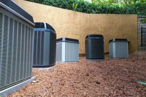 Meerdere Airconditioning Compressoren Naast Groot Huis Gebouw Met Ruimte Voor — Stockfoto