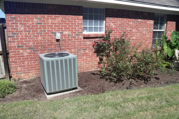 Airconditioning Naast Een Huis Modern Schoon Met Struiken Bakstenen Muur — Stockfoto