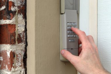 Bir evin garaj kapısı girişinde kullanılan şifre - güvenlik tuş takımı - güvenlik kodu