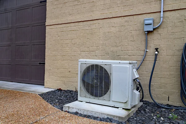 Air Conditioner Mini Split System Bredvid Hemmet Med Målad Tegelvägg — Stockfoto