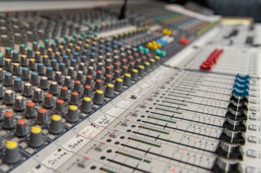Müzik ve mikrofonları karıştırmak için kullanılan analog ses karıştırma konsolu