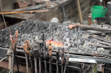 Demirci aletleri ile demir ocağı