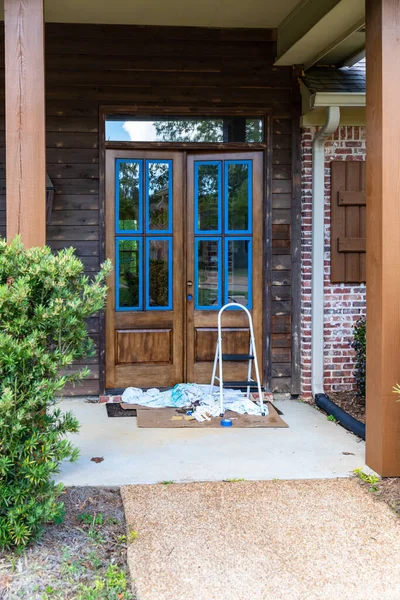 Måla Och Färga Förnödenheter Nära Ytterdörren Som Repareras Ett Hus — Stockfoto