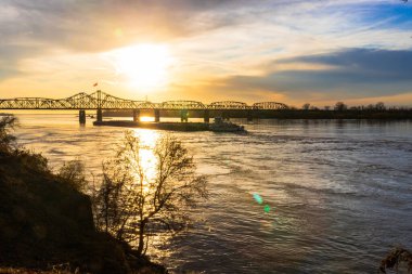 Mississippi ve Louisiana arasındaki Mississippi Nehri köprüsünün günbatımı manzarası, Vicksburg, MS,.