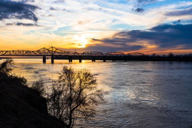 Mississippi ve Louisiana arasındaki Mississippi Nehri köprüsünün gün batımı manzarası, Vicksburg, MS.