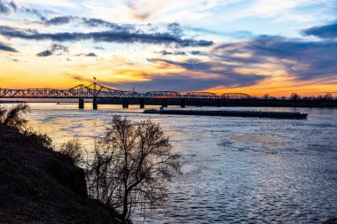 Mississippi ve Louisiana arasındaki Mississippi Nehri köprüsünün günbatımı manzarası, Vicksburg, MS,.