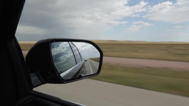 Kijkend Uit Auto Zijspiegel Het Platteland Landbouwgrond Tijdens Het Rijden — Stockvideo