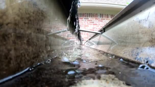 Film Wewnątrz Rynsztoka Wodą Podczas Burzy Deszczowej — Wideo stockowe