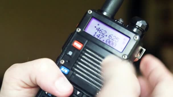 Persona Che Utilizza Due Vie Radio Walkie Talkie — Video Stock