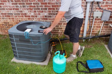 Air Conditioenr Bakım teknisyeni buzdolabı ekliyor