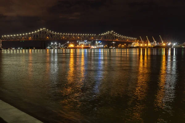 Ποταμός Γέφυρα Νύχτα Αυτοκίνητα Που Περνούν Πάνω Και Βάρκες Στο — Φωτογραφία Αρχείου