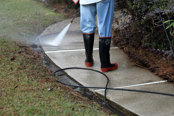 Pressão Trabalhador Calçada Lavagem Uma Casa Para Limpá Melhorar — Fotografia de Stock