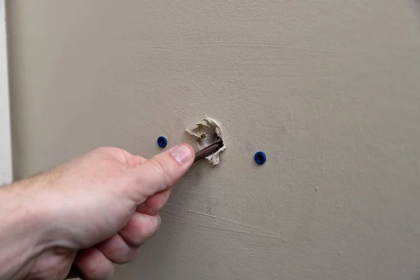 Close Dari Tangan Memegang Kabel Kontrol Untuk Termostat Yang Digunakan — Stok Foto