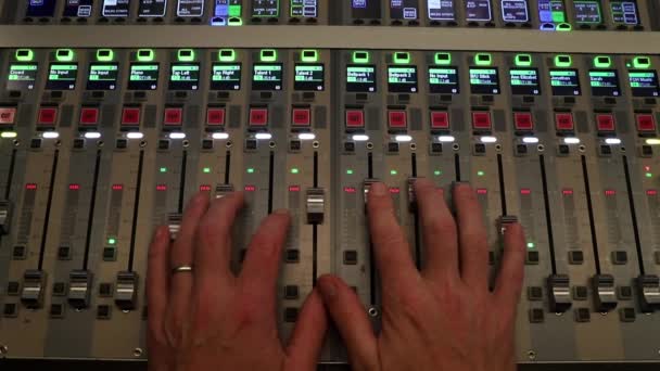 数字音频混音控制台上的手工混音 — 图库视频影像