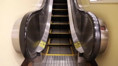 Yürüyen merdiven basamakları yukarı doğru hareket ediyor.