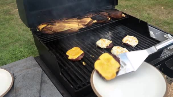 Tirando Hambúrgueres Carne Grelha — Vídeo de Stock