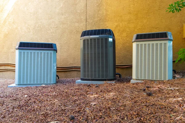 Multiple Air Conditioner Sprężarki Obok Dużego Domu Lub Budynku Miejscem — Zdjęcie stockowe