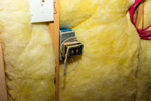 家用阁楼上的门铃变压器和电线 — 图库照片