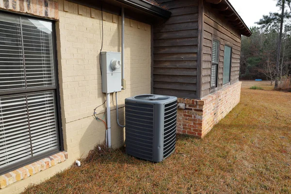 Unidade Compressor Condensador Condicionado Cinza Lado Casa Tijolo Pintada — Fotografia de Stock