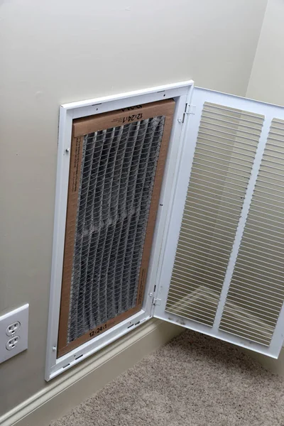 家用中央空调系统的污浊空气过滤器 — 图库照片