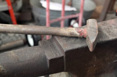 Demirci aletleri örs ve çekiç atölyede