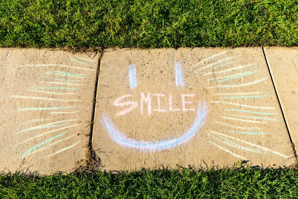 Palabra Sonrisa Escrita Con Tiza Acera Sobre Fondo Pavimento Hormigón — Foto de Stock