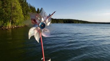 Manitoba 'daki Duck Mountain Provincial Park' taki Child 's Lake rıhtımında yavaş çekimde fırıldak dönüyor. Kanada mı? Rüzgâr. Yaz. İyi günler. Ağustos. 2019.