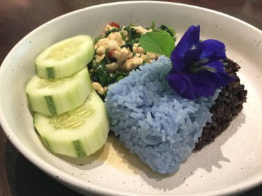 Yemek içkiye karşı - küfür manzarası