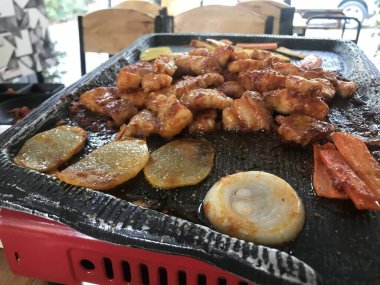 Yemek içkiye karşı - küfür manzarası