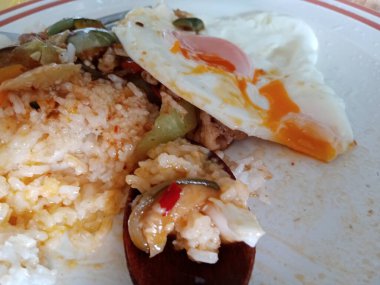 Yemek içkiye karşı - küfür manzarası