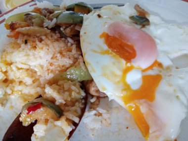 Yemek içkiye karşı - küfür manzarası