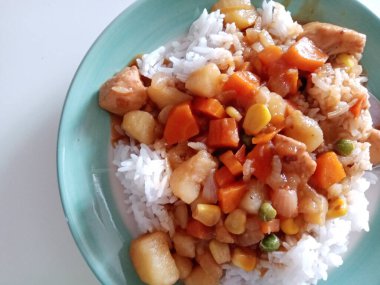 Yemek içkiye karşı - küfür manzarası