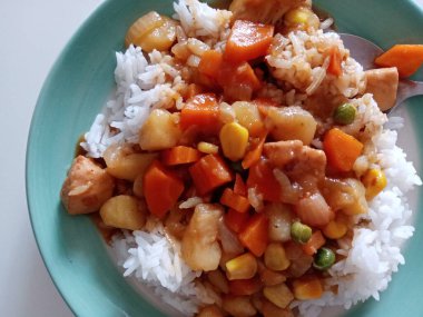 Yemek içkiye karşı - küfür manzarası