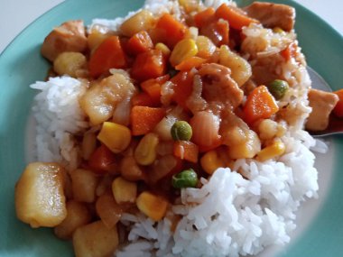 Yemek içkiye karşı - küfür manzarası