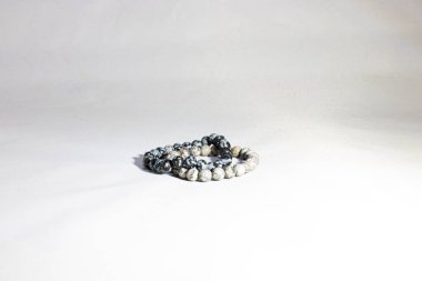 Beyaz arka planda gri ve siyah mücevherler.