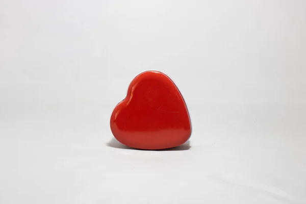 Beyaz zeminde kırmızı bir kalp
