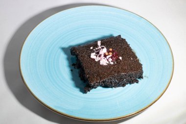 Mavi tabaklı siyah pasta.