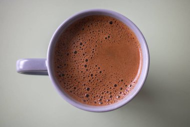 Bol köpüklü kahve.