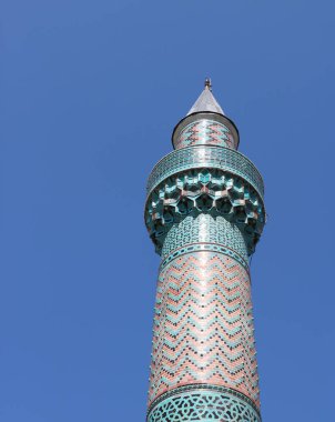 Mavi gökyüzü ile yeşil minare