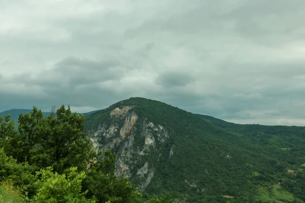 Felsen Und Grüne Bäume Berg Mit Dichtem Bewölkten Himmel — Stockfoto