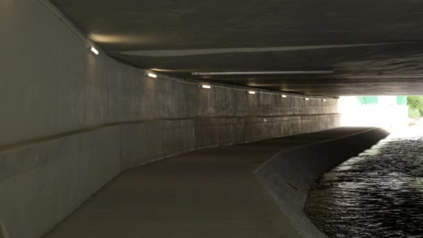 Fluxo Atravessa Túnel Escuro Numa Cidade República Checa — Vídeo de Stock