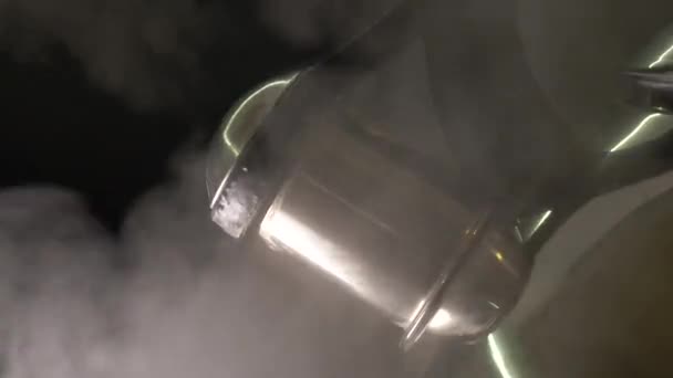 水在水壶中沸腾 蒸汽被吹出淤泥 — 图库视频影像