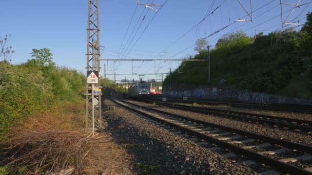 Vecchio Treno Merci Passa Sui Binari Della Città Durante Giorno — Video Stock