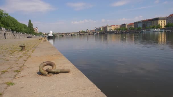 Blick Auf Die Flussstadt Und Die Tschechische Architektur — Stockvideo