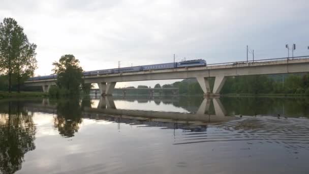 Floden Vltava Tjeckien Och Bron Över Den Ett Tåg Passerar — Stockvideo