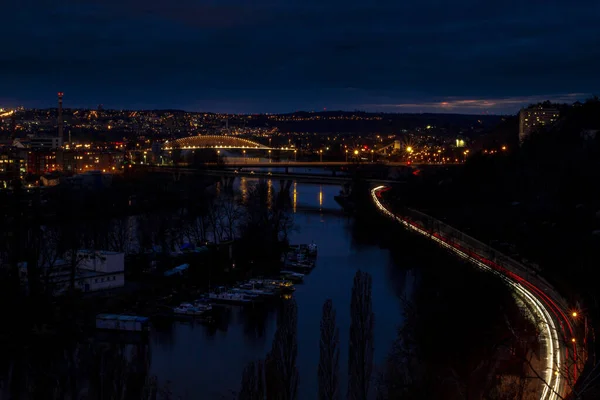 Noční Most Pohled Noc Praha Při Dlouhé Rychlosti Závěrky — Stock fotografie