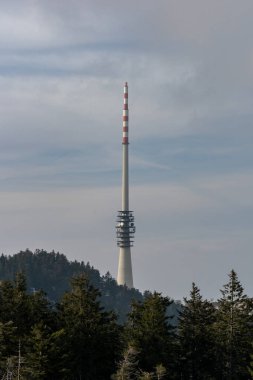 Kara Orman Hornisgrinde 'nin kışın en yüksek noktasının manzarası kar ve mavi gökyüzü bulutlu, Baden-Wuerttemberg, Almanya, Avrupa